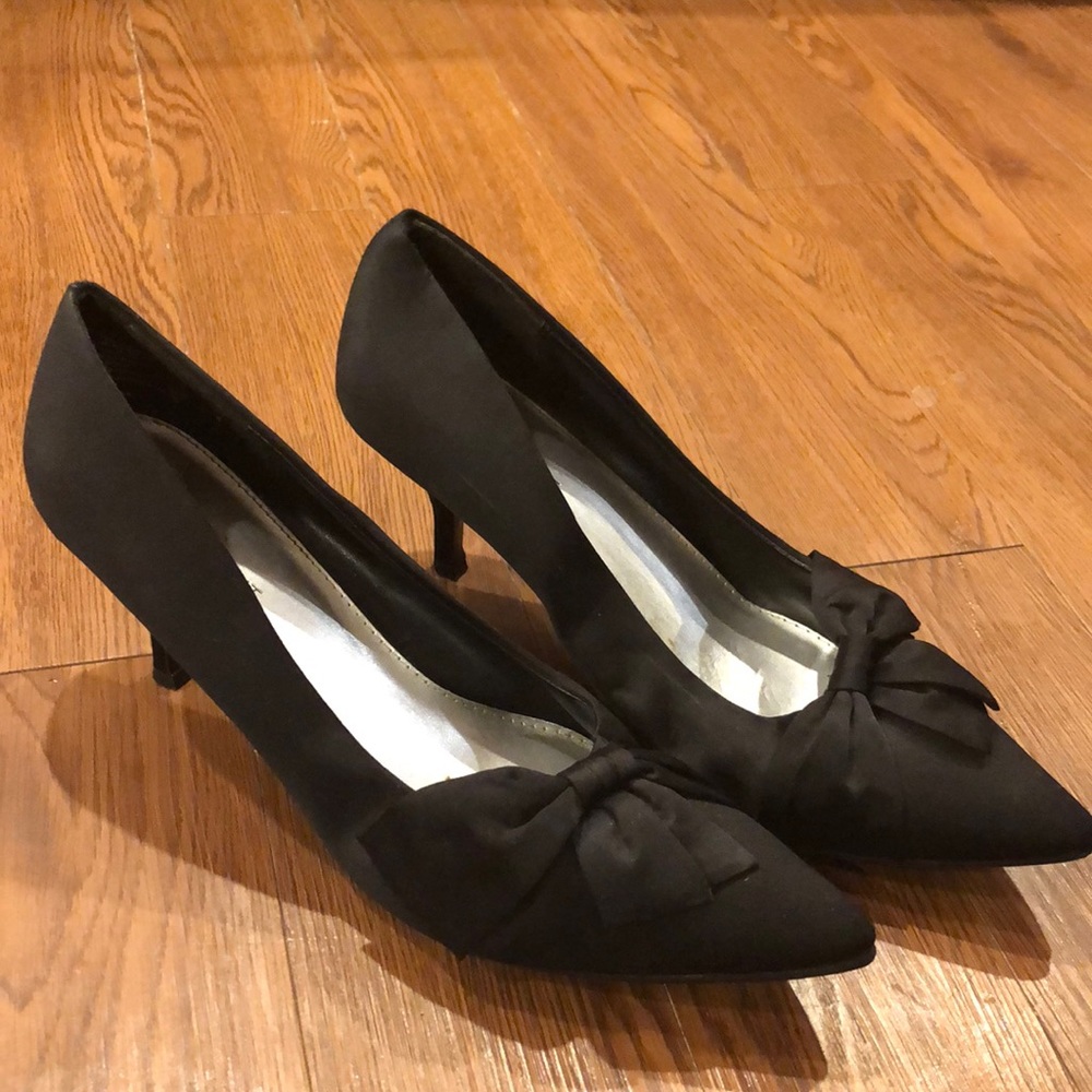 Black bow pump
